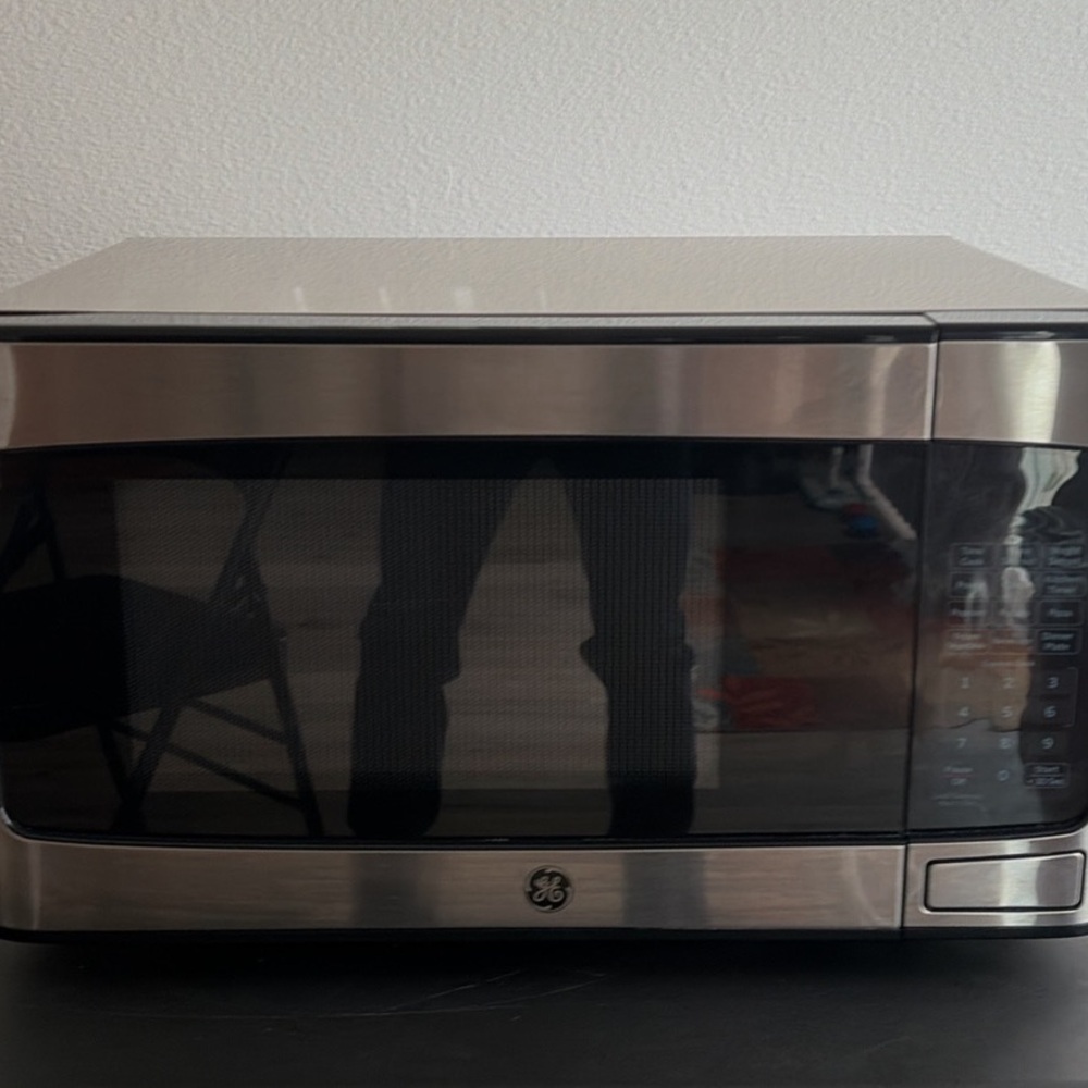 GE Stainless Steel Microwave 1.1 cu ft 950 watt